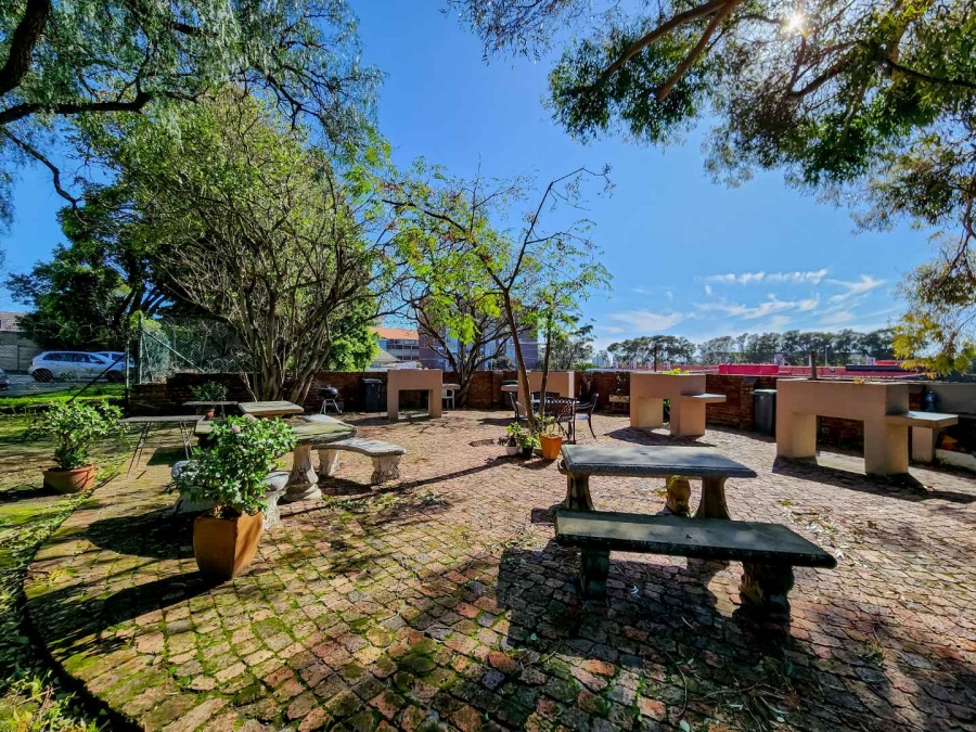 To Let 2 Bedroom Property for Rent in Green Point Western Cape